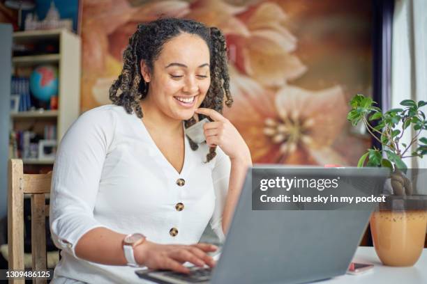 a young woman with her laptop at a desk in the bedroom - chubby credit fotografías e imágenes de stock