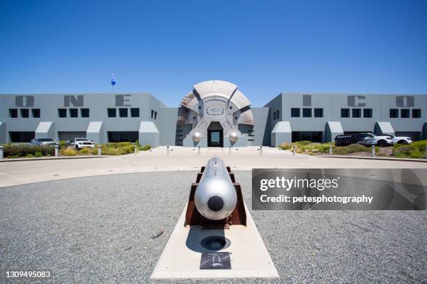 il quartier generale interplanetario di oakley in california - torpedo foto e immagini stock