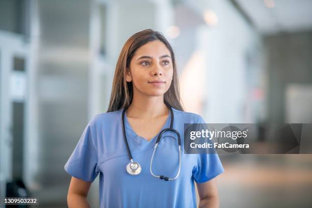 självsäker läkarstudent som bär medicinska scrubs - female nurse bildbanksfoton och bilder