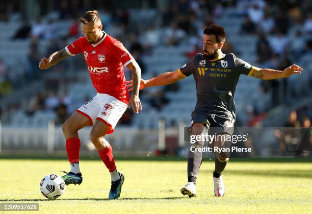 David Ball of the Phoenix competes for the ball against Benat Etxebarria of Macarthur FC during the A-League match between Wellington Phoenix and...