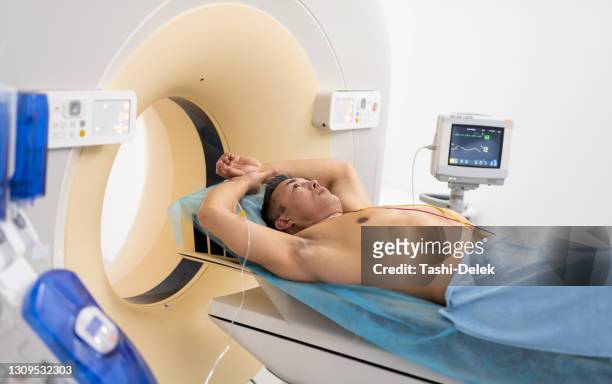 patient wartet auf ct-scan mit kontrast - pet scan machine stock-fotos und bilder