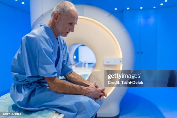 bezorgde patiënt die op mri-scan wacht - prostate stockfoto's en -beelden