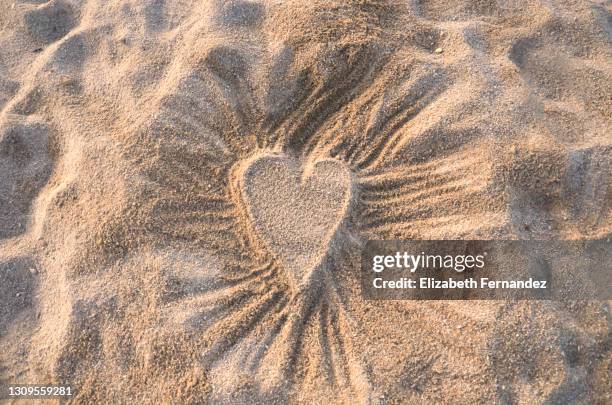 heart shape on sand - maart stockfoto's en -beelden