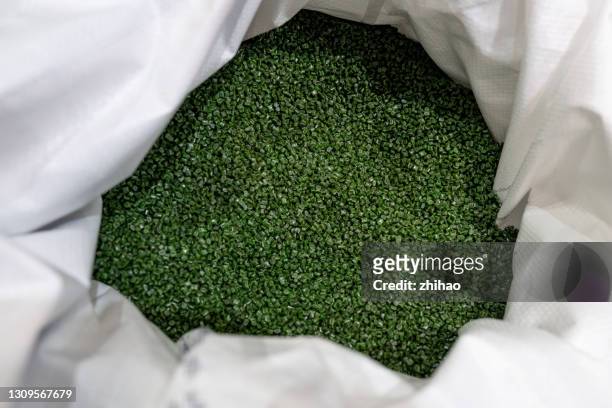 green plastic pellets - granulat kunststoff stock-fotos und bilder
