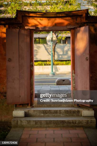 rear enteqnce of confucius temple - double door stock-fotos und bilder