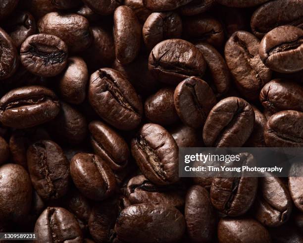 coffee beans close up - cafe dark stock-fotos und bilder