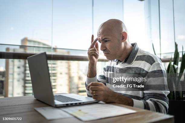 homem surdo se comunicando durante uma reunião de negócios virtual enquanto trabalhava em casa - languages - fotografias e filmes do acervo