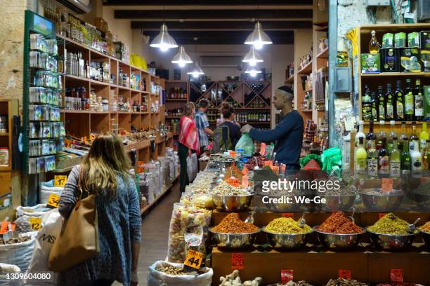 machane yehuda markt in de avond, jeruzalem, israël - jerusalem stockfoto's en -beelden