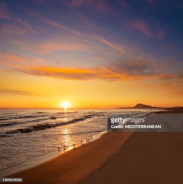 德尼亞和蒙戈海灘日出從拉斯瑪麗納斯在奧利瓦海灘地區的瓦倫西亞和阿利坎特 - denia 個照片及圖片檔
