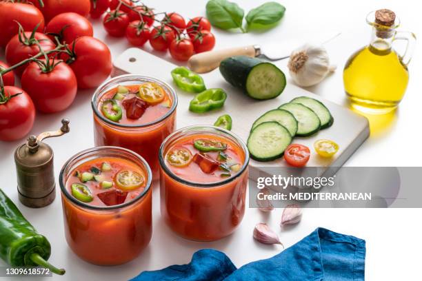 gazpacho andaluz kalte tomatensuppe rezept in einem glas aus dem andalusischen spanien - gazpacho stock-fotos und bilder