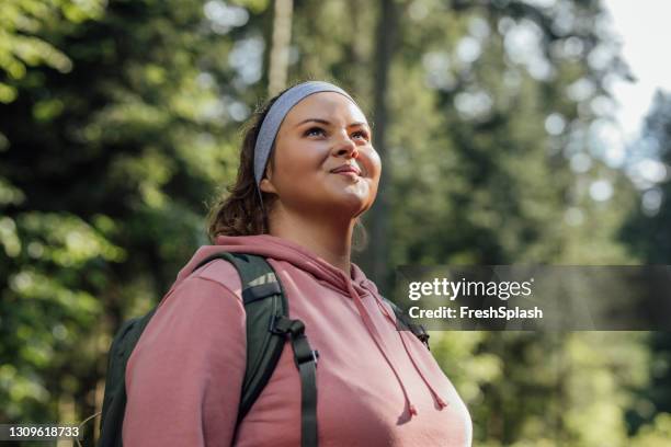retrato de una hermosa mujer excursionista sonriendo - voluptuoso fotografías e imágenes de stock