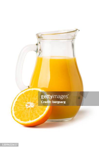 orangensaft im krug. frisches gesundes getränk mit reif geschnittener orange - henkelkrug stock-fotos und bilder