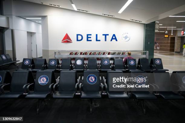 social distancing at the atlanta airport - delta i stock pictures, royalty-free photos & images