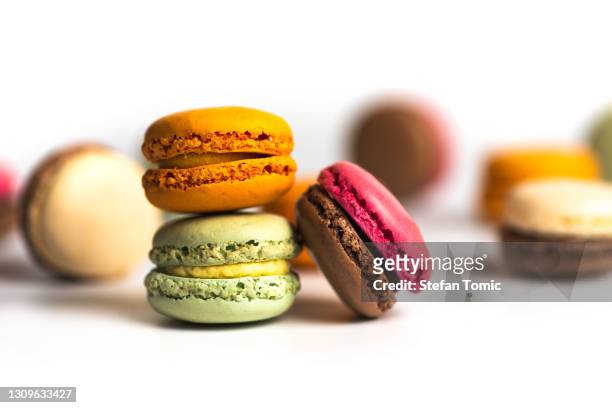 macaroon kleurrijke desserts op witte geïsoleerde achtergrond - macaron stockfoto's en -beelden