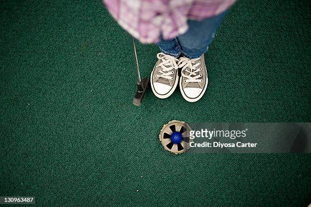 child on miniature golf course - mini golf stock-fotos und bilder