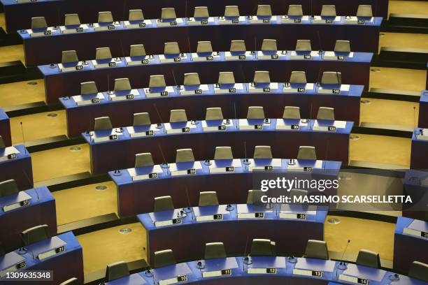 empty assembly room of european parliament in strasbourg - strasburgo stock pictures, royalty-free photos & images