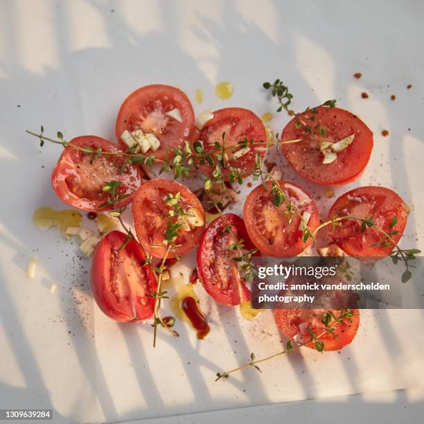 roasted tomatoes preparation - chopped tomatoes foto e immagini stock