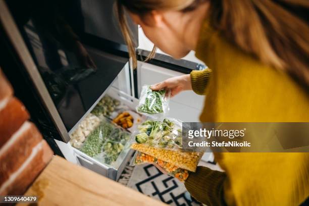mooi gescheiden eten in koelkast - freezing hands stockfoto's en -beelden