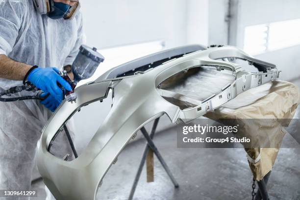 het schilderen van de auto - reparatiewerkplaats stockfoto's en -beelden