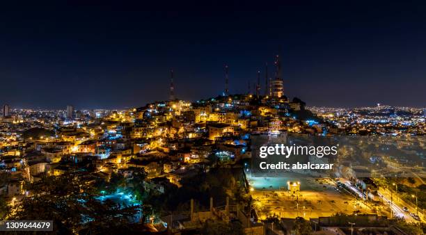 horizonte de guayaquil por la noche - guayaquil fotografías e imágenes de stock