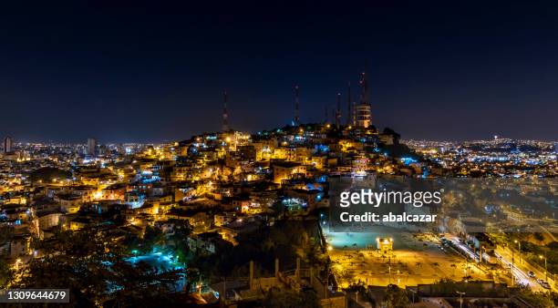 de horizon van guayaquil bij nacht - guayaquil stockfoto's en -beelden