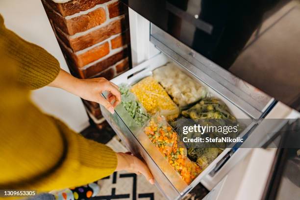 schöne getrennte lebensmittel im kühlschrank - frozen man stock-fotos und bilder