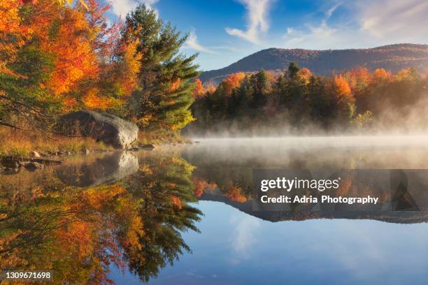 beautiful autumn colors and reflections - nova inglaterra eua imagens e fotografias de stock