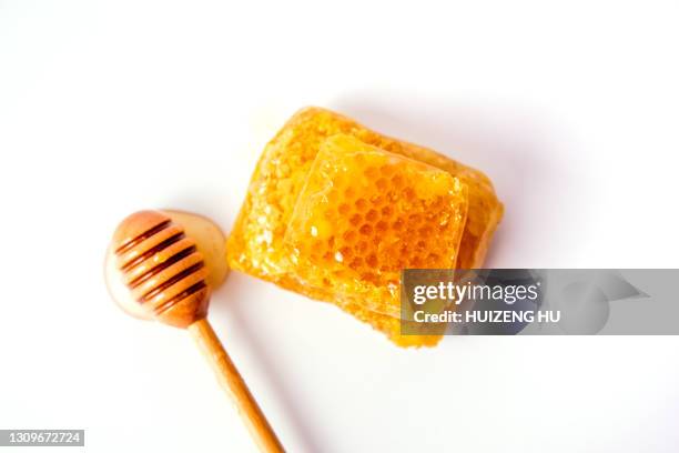 honeycomb piece closeup - panal de miel fotografías e imágenes de stock
