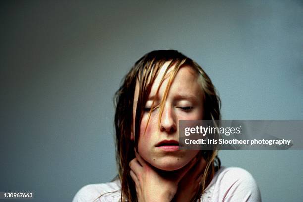 girl choking herself - women being strangled foto e immagini stock