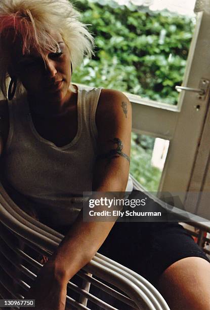 woman showing  new tattoo - spitzhaarfrisur stock-fotos und bilder