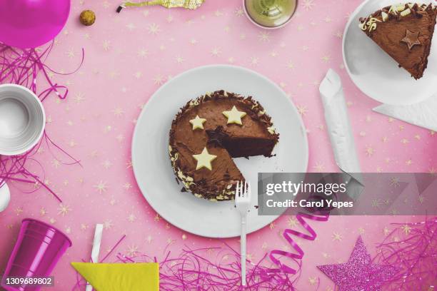 flat lay chocolate cake inpink table party setting. - birthday cake from above stock pictures, royalty-free photos & images