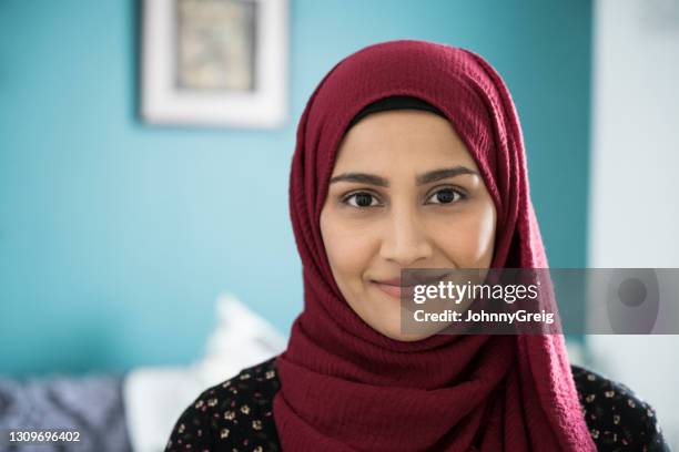 headshot van medio volwassen britse aziatische vrouw die hijab draagt - headscarf home stockfoto's en -beelden