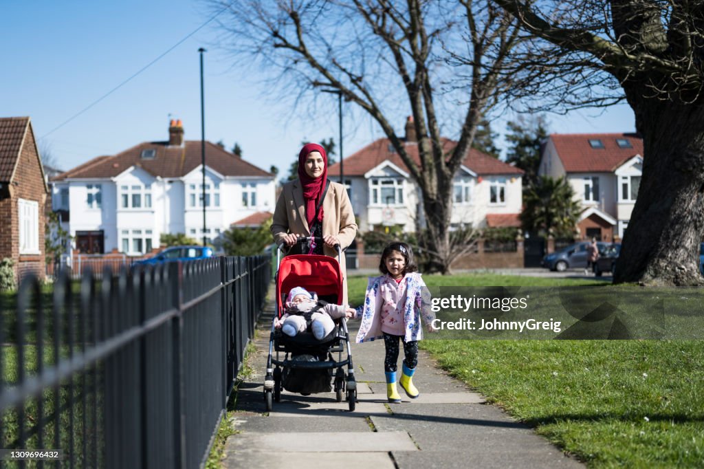 Britisch asiatische Mutter und kleine Kinder genießen Bewegung