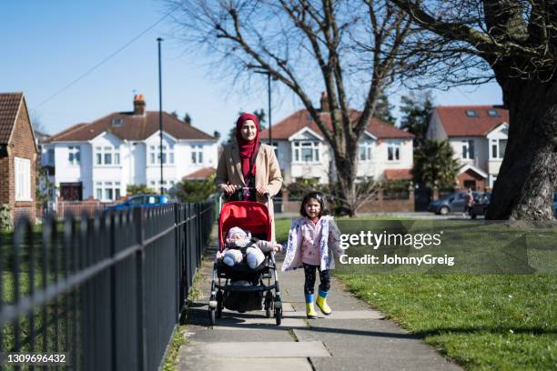 madre asiática británica e hijos pequeños disfrutando del ejercicio - islamic kids fotografías e imágenes de stock