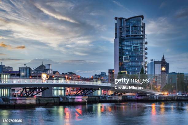 belfast lagan weir pedestre e ponte cicloviária irlanda do norte - belfast - fotografias e filmes do acervo