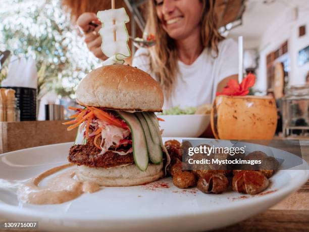 frau genießt lecker veganes essen im café - foodie stock-fotos und bilder