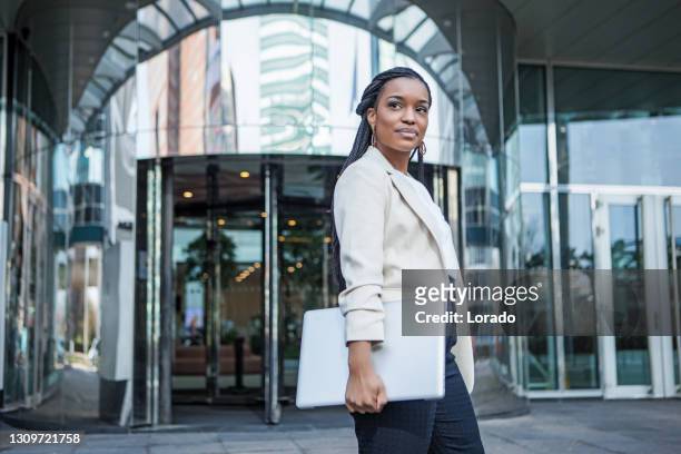 reabren a una joven empresaria negra de etnia negra en un negocio - transformacion fotografías e imágenes de stock