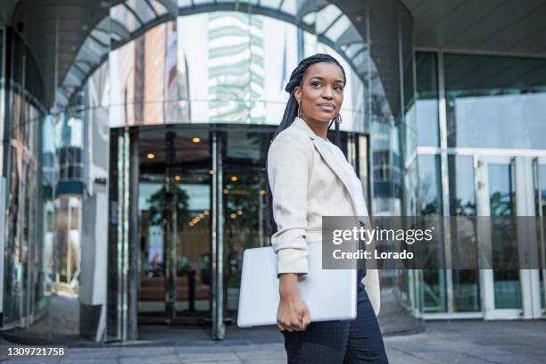 une jeune femme d’affaires noire d’ethnicité à la réouverture d’affaires - transformer photos et images de collection