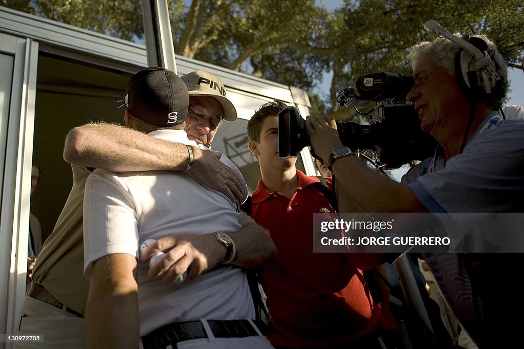 Spanish golfer Miguel Angel Jimenez (R)