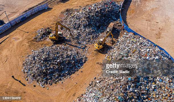 metaalrecyclingcentrum van bovenaf - recycling center stockfoto's en -beelden