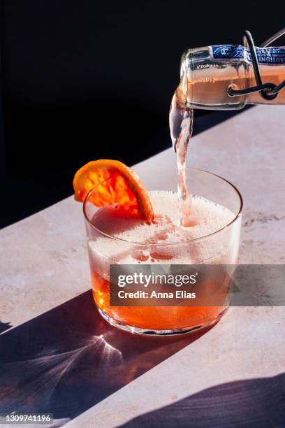 fizzy drink with a slice of orange - carbonation foto e immagini stock