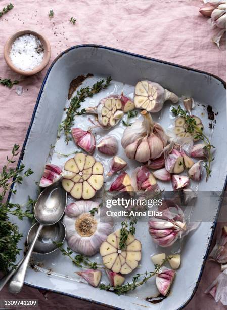 pink garlic in a roasting tin - knoblauch stock-fotos und bilder