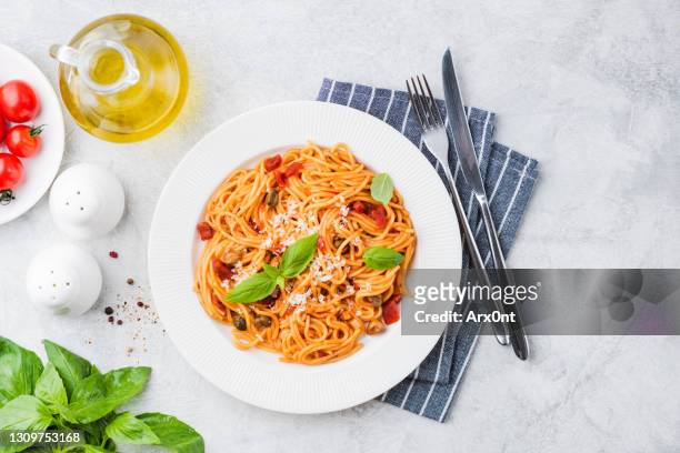 italian pasta spaghetti with sun dried tomatoes, basil and cheese - pasta tomato basil stockfoto's en -beelden