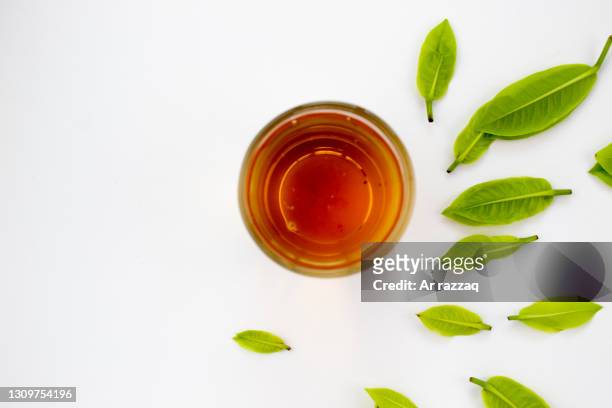 sprinkle mint leaves with a glass of tea - dried tea leaves ストックフォトと画像