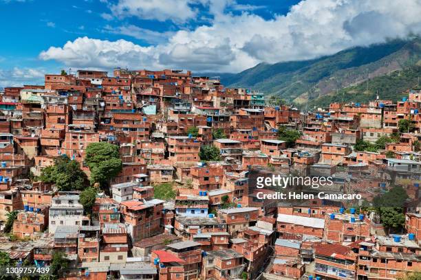 view of poverty zones in caracas, venezuela - venezuela stockfoto's en -beelden