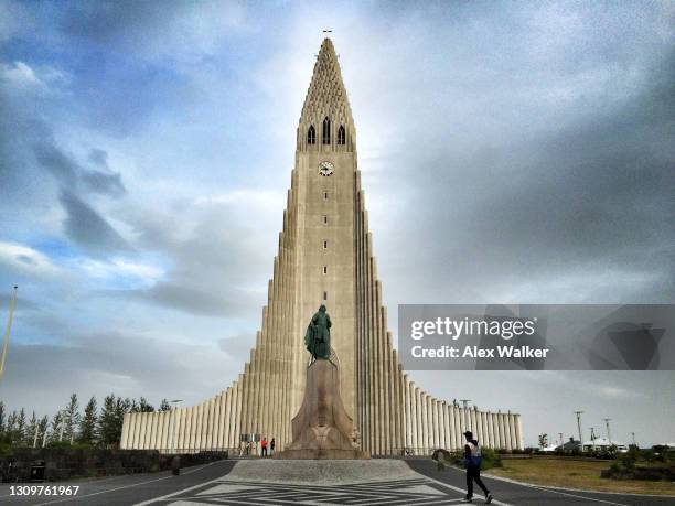 hallgrímskirkja cathedral in reykjavik - reykjavik hallgrimskirkja stock pictures, royalty-free photos & images