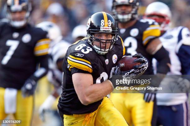 Heath Miller of the Pittsburgh Steelers runs with the ball against the New England Patriots at Heinz Field on October 30, 2011 in Pittsburgh,...
