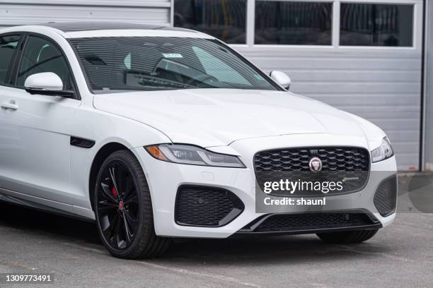 2021 jaguar xf r-dynamic se - automóvil jaguar fotografías e imágenes de stock