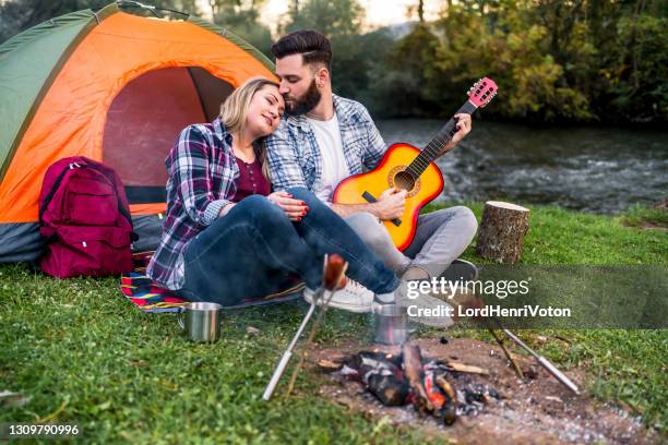 paar verliebt auf camping in der natur - brand on guitar stock-fotos und bilder