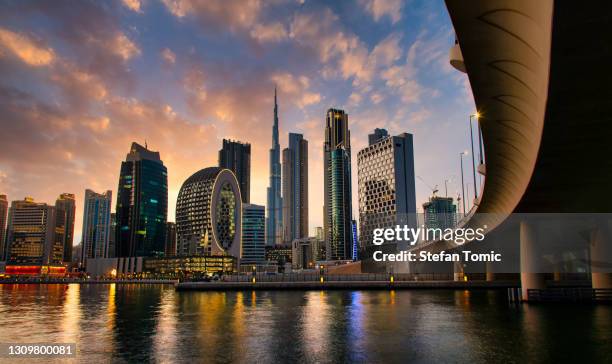 luft-skyline der innenstadt von dubai mit modernen wolkenkratzern in den vae gefüllt - dubai buildings stock-fotos und bilder